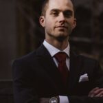 man wearing black notched lapel suit jacket in focus photography